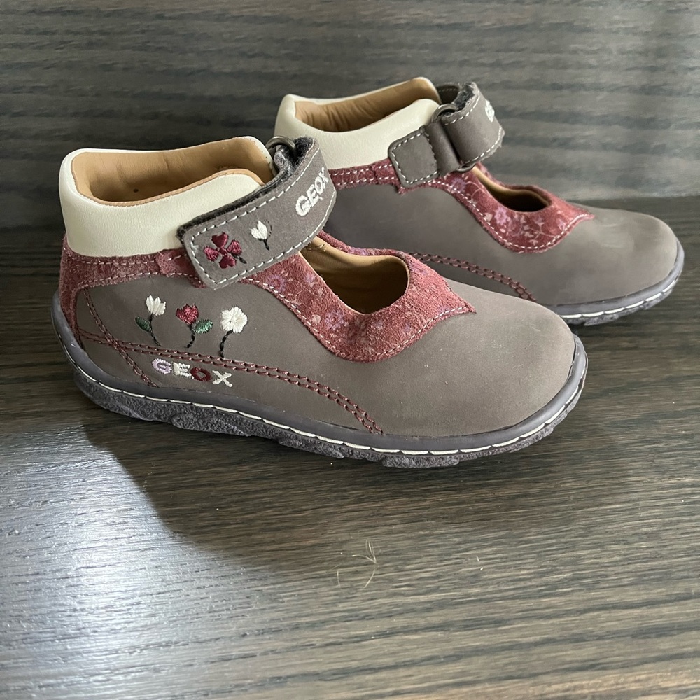 Geox girls shoes sz 8.5 toddler brand new